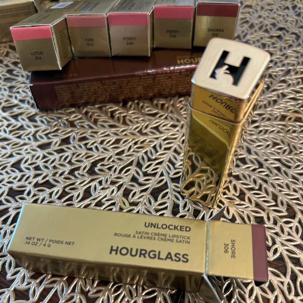 Hourglass Satin Crème Lipstick in Shore 306